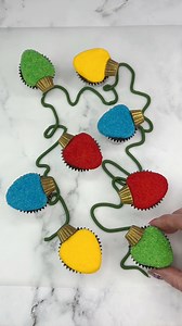 Twinkling lights ❤️💛💙💚Have you turned your Christmas lights on yet?💡🔛 I used mini cupcakes for these. 💛 Add different colours of buttercream in a triangular shape on top of the cupcakes. ❤️ Press them into sanding sugar. 💚 Brush mini Reese’s cups with gold lustre dust and attach them to the top (I cut them in half so they sat flush on the cupcakes) 💙 Use a dark green buttercream to pipe a squiggly line onto your serving board, arrange the lights around the line.That’s it…. Enjoy 💛❤️💙💚