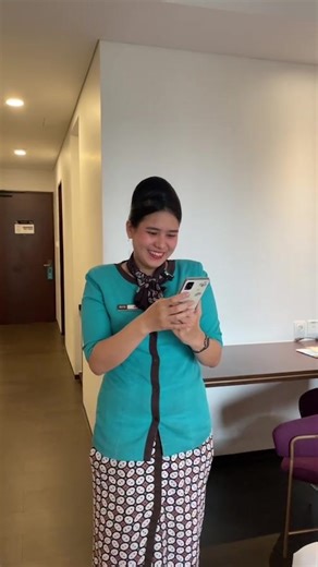 Atria Hotel Gading Serpong on Instagram: "LIVE! Room Tour Family Suite. Salah satu tipe kamar yang jadi favorit tamu. Luas, ada bathub dan balkonnya. Jadi tertarik untuk staycation bareng keluarga? Booking sekarang melalui link di bio. Jangan lewatkan LIVE Room Tour berikutnya tanggal 26 Desember jam 16:00 WIB. Ada request mau room tour tipe kamar apa? Komen di bawah ya 😊"