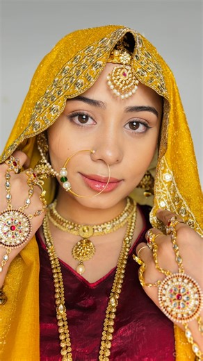 Saba Tabassum on Instagram: "Comment 1 for product link & follow for more easy makeup tutorials! 💙 #Madhubala #sabakisuno #sabakasafar #viral #recreation"