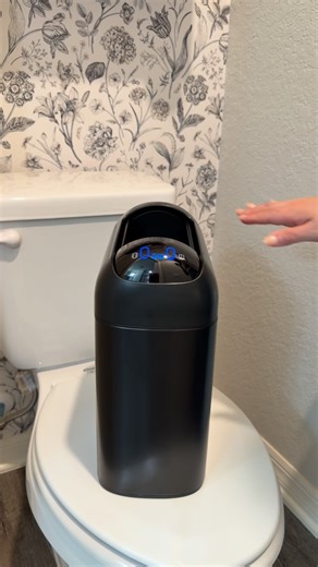 Jameylis_febles on Instagram: "Haciendo pequeños cambios en mi hogar y estuve añadiendo este zafacón que funciona con movimiento de sensor 🤌🏻 Lo mejor de todo es que cabe en pequeños espacios y luce muy estético 🖤 Si te interesa comenta link 🔗 #amazonfinds #trashcan #bathroominspo"