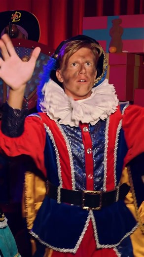 Studio 100 on Instagram: "Hoofdpiet en Pakjespiet halen hun beste dansmoves boven voor een hilarische K3 dance battle. 💃😂"