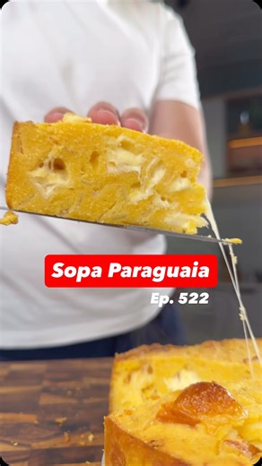 SOPA PARAGUAIA! 😯 Fala Cheffs! Durante minha viagem em busca da melhor comida do Brasil, junto da @latambrasil , descobri uma das receitas mais curiosas e gostosas do Mato Grosso do Sul: a famosa Sopa Paraguaia, que de sopa na verdade não tem nada 😅 Ela é conhecida como a única sopa sólida do mundo. Basicamente, a salvação pra quem não gosta muito de sopa.. 😂 Cremosa por dentro, douradinha por fora e bem queijuda! Alguém aí conhece a história por trás desse prato? Já provaram? Eu recomendo mu