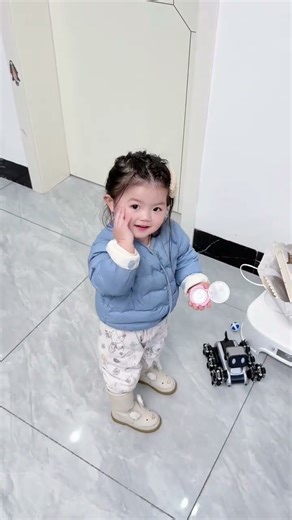 哈哈哈哈 可爱小孩 #骗你生女儿 #萌娃日常 #萌宝小吃货 #超有镜头感的小女孩 #生女儿就是用来打扮的