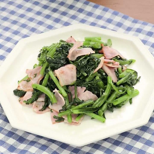あと引くおいしさ！ 春菊とベーコンのにんにく炒めのレシピ動画・作り方 | デリッシュキッチン
