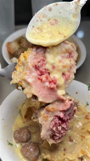 Pecinta yang creamy creamy pake baksooo merapattt !!! Ada menu baru kuah creamy yang menurutku ini superr creamy Bold creamy nyaa 📍Bakso Kriwil Rangu, Simpang Tobekgodang, Pekanbaru Buka jam 12.00-22.00 #kulinerpekanbaru #dietgagall #pekanbarukuliner #infopku #bakso