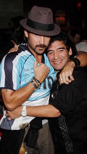 Julián Mozo on Instagram: "🎬Esto es CINE pero en la vida real: Colin Farrell, en un baño de Buenos Aires, relatando lo que significaron para él -y tantos millones- aquellos goles de Diego a los ingleses en 1986. Con la emoción que lo cuenta. Actor de elite, famoso y millonario, se tira al piso, al lado de un mingitorio, mientras un fan random lo filma en un bar de Las Cañitas. Demasiado para ser real, aunque lo fue una noche de 2006. Un año antes, en 2005, se encontró con Diego y hasta un pico