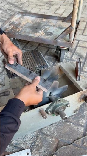 How to install a chopper machine knife #viral #mesincacahrumput #machine