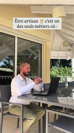 Beaucoup de gens voient le résultat. Une maison rénovée. Une salle de bain refaite. Une façade propre. Un chantier terminé. Mais beaucoup oublient tout ce qu’il y a autour. Les devis le soir. Les appels clients entre deux chantiers. Les matériaux à gérer. Les imprévus sur le chantier. L’administratif qui attend. Être artisan aujourd’hui, ce n’est plus seulement exercer un métier manuel. C’est aussi gérer une activité, prendre des décisions, assumer des risques et faire tourner une entreprise. Et