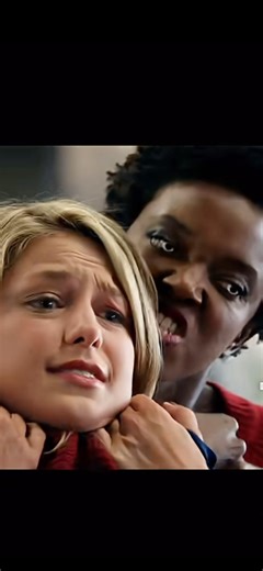 Supergirl defeated by Julia #supergirl