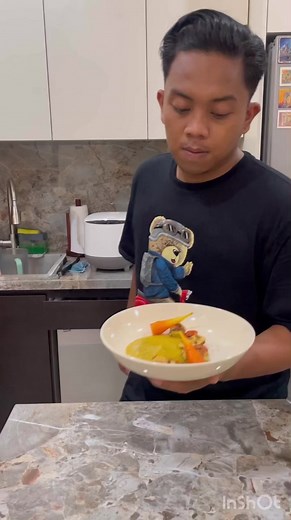 First cooking content alert! Bener ga sih, pertama denger kata vegetarian pasti kalian kebayang nya brokoli, tomat, wortel, dan lain lain , kebayang nya hambar dan lain lain . So di konten pertama ini aku bikin vegetable gnocchi dish, dengan purée wortel dan bombay, Divideo ini aku pake pan kesayangan ku, karna keren dan memang berkelas, yang pasti bikin gnocchi itu aku harus pastikan pan yang ku pake itu bukan yang anti lengket, biar dapet crust/kerak kecoklatan nya, guys KALO ADA YNG NANYA MAN