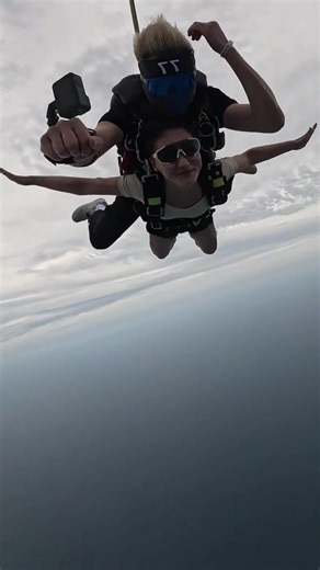The blue sky, the blue sea, overlooking the sentient beings swing with the wind... #skydivinggram #fly #love #cute #sky #gopro #skydiving #scary #iloveskydiving #skydive | The Captain