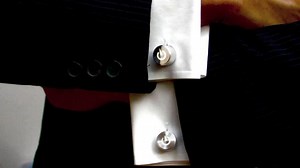 Open source electronic cufflinks “pulsate” like Apple Macs