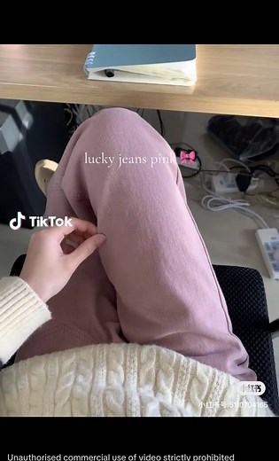 Stylish Pink High-Waist Jeans Outfit Ideas