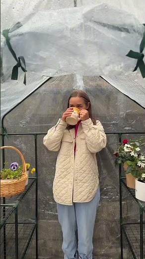 Assembling the Miracle-Gro® Mini Greenhouse with Diana Sosnin