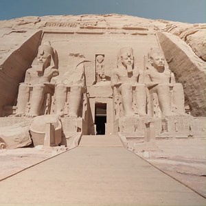 🏛️ Redécouvert au début du XIXème siècle, les temples d´Abou Simbel sont aussi fascinants que mystérieux. Quatre colosses de 20 mètres de haut, sculptés à même la pierre, qui auraient pu disparaitre dans les eaux du Nil si des mesures hors normes n'avaient pas été mise au point ▶️ Abou Simbel, mégastructure de l'Egypte antique, à retrouver ce dimanche à 21h10 sur RMC Découverte et RMC BFM Play ➡️ https://bit.ly/3wmT4BN | RMC Découverte