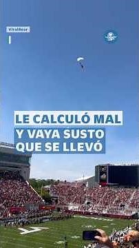 Cuando no sale como lo planeas: Paracaidista queda colgado de pantalla gigante en pleno partido