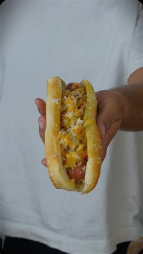 Jose Castilla on Instagram: "Hacer perros calientes en casa también puede ser plan de familia 🌭✨ El pan súper perro de @bimbocolombia es suave, esponjoso y perfecto para armar una cena ligera y comer algo brutal. Ingredientes: • Pan súper perro de @bimbocolombia • Salchichas • Queso mozzarella • Queso parmesano • Tomate • Cebolla • Limón • Mayonesa • Miel • Salsa picante • Mantequilla • Sal • Pimienta Preparación: Primero hacemos el pico de gallo con tomate, cebolla, sal, pimienta y un chorrito