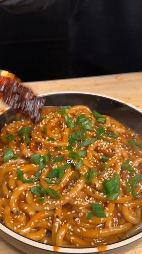 Nate Todd on Instagram: "Nouilles asiatiques beurre de peanut 🍜🥜🌶️ #udon #noodles #viral #natetodd Recette: -2 paquets nouilles udon (2x 200g) -2 c. à soupe beurre peanut -1 c. à thé chili oil (ou sriracha) -2 c. à soupe vinaigre de riz -1 c. à thé huile de sésame -4 cuillères à soupe sauce soya -2 c. à soupe de miel -1 c. à soupe ail haché -1 c. à soupe gingembre haché -1/4 tasse eau de cuisson Garnitures: -oignons verts -graines de sésame -chili oil (ou sriracha) *Nouil