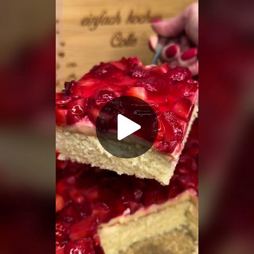 Erdbeerkuchen 🍓 Zutaten 👇🏼👇🏼 Für den Teig, •2 Tassen Zucker •4 Eier •3 Tassen Mehl •1 Pck Backpulver •1 Tasse Öl •1 Tasse Selter Der Kuchen wird bei 180 Grad Umluft für ca. 20min gebacken •2 Pck Vanillepudding Pulver (Statt 1 Liter, 800ml nehmen) •1Kg Erdbeeren (Erdbeeren klein schneiden) •2x Tortenguss Rot Guten Hunger #colleskochen #essenistliebe #erdbeerkuchen #kuchenbacken #kuchenliebe #schnellerezepte