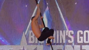Hunk Acrobat WOWs the the judges! 😍😯 #bgt #britainsgottalent #SimonCowell | Viral Feed