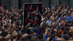 В Тбилиси танцуют на протестах против полицейских рейдов в клубах - BBC News Русская служба