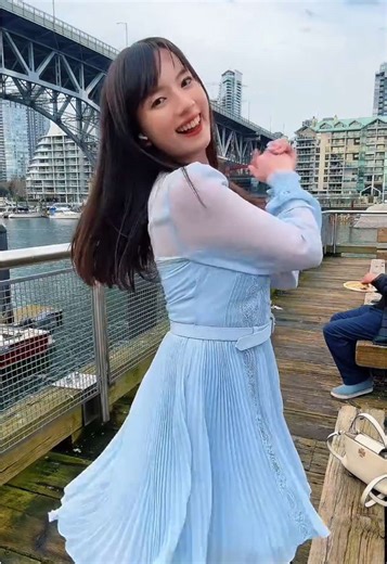 連海鷗也和我一起 超快樂‼️✨在Granville Island 大豐收的一天🤩🍎🫐🍇🥝🌽 Even the seagulls joined me in pure joy. A day of abundance at Granville Island. @展瑞 Rays 新歌：我現在超快樂 聽起來！不管到世界各地🌍都能害你超快樂❤️‍🔥🙌。#granvilleisland #vancouver #我現在超快樂 #seagulls