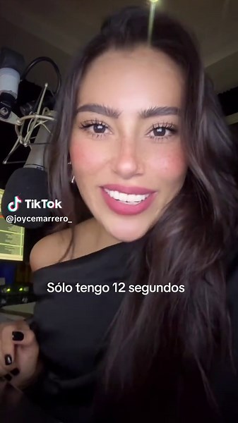 Yo dándolo todo en cabina para que ustedes estrenen a meses ✨🎙️ . . #coppel #vozcomercial #locucioncomercial #locutoraderadio #joycemarrero #detrasdecamaras #grabandoeneltrabajo #retos #retodelocucion