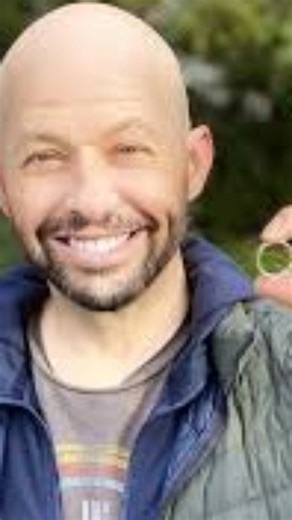 Remember Jon Cryer from Two and a Half Men? Try NOT to Gasp When You See Him Today | İcons Today