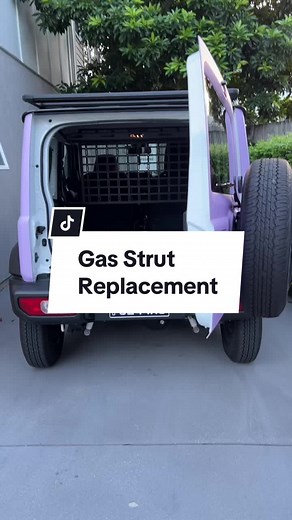 Replaced Grimace’s back door gas strut and now his door opens all the way! 🎉💜 Easiest mod to do - took all of 2 minutes to pop off the old one and slot on the new! Gas Strut from @PirateCampCo #grimthejim #jb74 #jimnyaustralia #zook #jimny