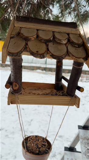 Jaroslav Vajgl on Instagram: "Lojové krmítko pro ptáčky Teploty v příštích dnech budou klesat hodně pod -10 °C. A to znamená, že nám budou mrznout rypáky a blatouchy. Ptákům při takových teplotách už jde o život. V týhle kose není hmyz a semena jsou pod sněhem nebo ledem. Pták musí sežrat násobně víc kalorií, jen aby si udržel tělesnou teplotu. Pojďte vyrobit lojová krmítka a zachránit ptákům životy. Dělali jsme je poprvé, tak nemůžu dělat chytrýho, ale tady pár postřehů, co jsem okoukal nebo vy