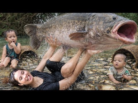 Catching GIANT Fish by Hand - Trap Fish on Rainy day & Cook Yummy Food with Single mom and Children