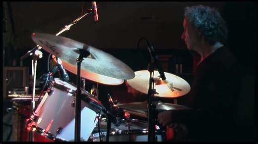 Focus - Focus II - Live in England 2009 (Remastered) Audio & Video Remastered by BrunoSamppa, 2023 - http://ko-fi.com/brunosamppa | CHAVE PIX: brunovideopix@gmail.com The Robin 2, Bilston, UK - 28th April 2009 Organ, Flute, Vocals – Thijs van Leer Drums – Pierre van der Linden Guitar –Niels van der Steenhoven Bass – Bobby Jacobs | Progressive Rock Land