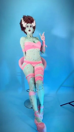 She’s alive! Inspired in the Olivia De Berardinis amazing work 💙 Final photos by Monsters Inside #brideoffrankenstein #frankenstein #halloween2024 #halloween #horrorcosplay #classichorror | Vampisaurus Sci-Fi Pinup and Cosplay