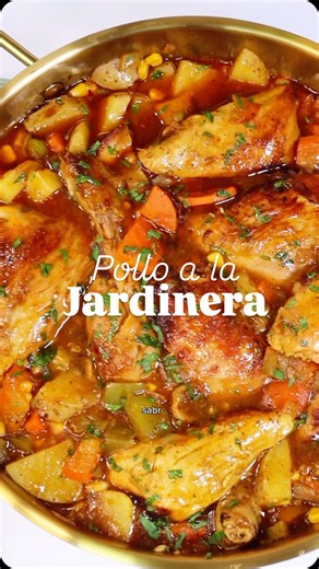 JULIANA | RECETAS MUY A LA JULIANA on Instagram: "Pollo a la jardinera 😮‍💨👌🏼 Un almuerzo confortable y delicioso 🥹 además se hace rapidísimo 🤩 Ingredientes: 💜2 cds de aceite de coco 💜1 pollo entero despresado sazonado con: -1 cda de ajo en polvo McCormick -1cdta de cúrcuma McCormick -1/2 cda de hierbas Francesas McCormick -1 cdta de sal -1/3 cdta de pimienta negra McCormick -1 1/2 cda de salsa inglesa con vino blanco McCormick 💜2 papas grandes 💜1 zanahoria grande 💜1 pimentón rojo 💜1 