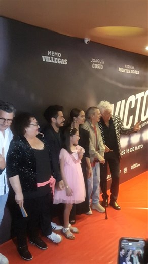 Memo Villegas, V de Víctor #cinemexicano #Memovillegas #joaquincosio #adrianamontesdeoca #alfombra