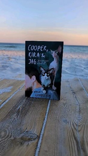 Årets viktigaste bok, "Cooper, Kira och jag”, finns nu tillgänglig som tryckt bok, ljudbok och e-bok. Med väldigt fina betyg och recensioner känns det verkligen som att jag har lyckats beskriva hur det är att leva med psykisk ohälsa. Och kanske det viktigaste av allt, hur våra underbara djur kan göra våra mörkaste dagar mycket ljusare. 😻 Baksidestext: "Ångesten och oron steg för varje sekund som gick. Jag kände igen sinnesstämningen, den brukade lugna sig. Men inte den här gången. Det blev bara