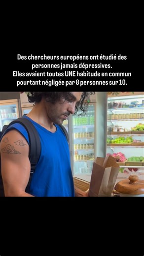 Marc Oliveira • Formateur en nutrition végétale certifié on Instagram: "Pendant plus de 10 ans, des chercheurs européens ont suivi des milliers d’adultes pour comprendre pourquoi certains restaient stables émotionnellement, même après des périodes de stress intense. Ils ont remarqué un détail surprenant : les personnes les plus résilientes psychologiquement avaient toutes une habitude simple en commun — une habitude négligée par près de 8 personnes sur 10. Elles mangeaient suffisamment de fibres