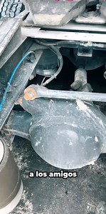 358K views · 4.2K reactions | Una recomendación importante para todos los mecánicos y nuestros héroes del camino:  No usen esos bujes azulitos que giran. Sabemos que son fáciles de instalar, pero eso de que giren los desgasta más rápido y al rato traen más problemas. Mejor invierte en bujes que realmente duren. #TruckSavers #ConsejoMecánico #FierrosQueHablan | Los Truck Savers | Facebook