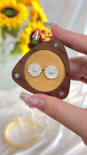 Evening glow with MOP 🌟 Effortless glamour for any occasion. #motherofpearl #joyracheljewelry #minimalstyle #earrings #everydayelegance