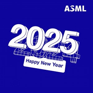 【ASML 小編時間｜迎向 2025✨ ASML 祝大家新年快樂！】 2024 年是 ASML 的 40 周年，過去一年來，我們以「4 個 10 年」的方式與大家一同回顧了四十年來的深刻與非凡瞬間！過去一年有發現 ASML logo每一季都以不同主題跟大家見面嗎? 第1️⃣個 10 年：1984 年，ASML 誕生在車庫小屋，開啟微影技術的創新之路，推動晶片進化！ 第2️⃣個 10 年：來到 y2k 的年代，ASML 首部 PAS 5500 機台完成出貨，我們逐漸成為第二大微影設備商，逐漸成為全球微影技術的領導者，並與產業夥伴攜手，改變了人們的數位生活🌐 第3️⃣個 10 年：2001 至 2010 年間，智慧型手機與社群媒體的興起。ASML 也在此期間推出雙晶圓平台機台、浸潤式微影技術、良率之星 YieldStar 等創新突破，推動晶片技術革命性的發展。 第4️⃣個 10 年：直到 2024 年，AI、5G、物聯網融入日常生活，而 ASML 持續以技術突破成就半導體產業推手🚀 感謝每一位支持 ASML 的朋友，與我們一起突破極限，創造更多創新與成就💡 展望 2025，我們將繼續