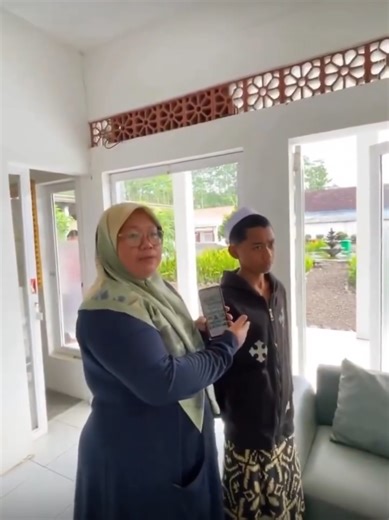 Sebuah video yang kini viral di media sosial memperlihatkan seorang perempuan yang mengaku sebagai istri polisi mendatangi seorang ustadz di lingkungan pesantren. Aksi itu terjadi setelah sang ustadz menegur anaknya, karena kedapatan merokok di area pesantren. Dalam rekaman, perempuan itu tampak menuntut ustadz untuk membuat klarifikasi dan menunjukkan dirinya viral di media sosial. Ia bahkan mengancam dan tidak terima dengan teguran yang diberikan kepada anaknya. Permintaan klarifikasi tersebut