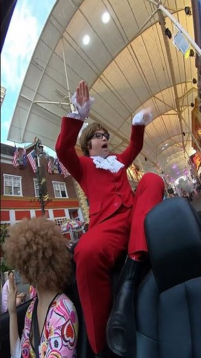 Austin Powers in the Shaguar | Warner Bros. Movie World Parade #austinpowers #movieworldaus