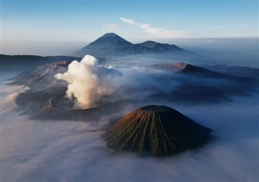 Daniel Iruela on Instagram: "Java era parte de nuestro itinerario que encadenaba varias islas en Filipinas e Indonesia. Fue nuestra primera parada en el país y tenía una ilusión enorme por ver con mis propios ojos sus paisajes. Fer y yo conocimos a una pareja de alemanes agradables, los compañeros ideales para compartir coche y pegarse un madrugón para ver el amanecer desde las frías montañas que rodean el volcán Bromo. Salimos de un pueblo cercano en un Toyota que estaba para jubilar. Los cintu