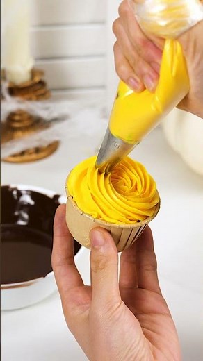 Easy Halloween Cupcake Hack You Need To Try!