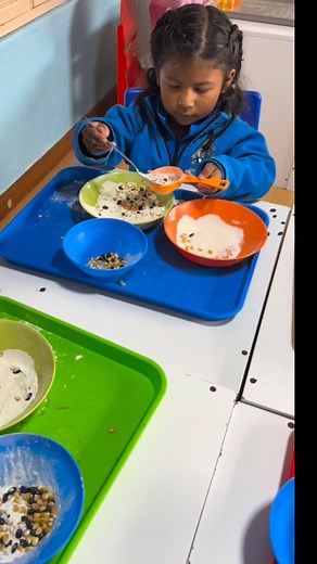 Con la siguiente actividades nuestros niños desarrollan destrezas como: Coordinación ojo-mano Fuerza y control muscular Destreza digital. #educacioninicial #maternal #cuidadodiario #estimulaciontemprana #preescolar | Centro de Educación Inicial "Mis Pequeños Pandas"