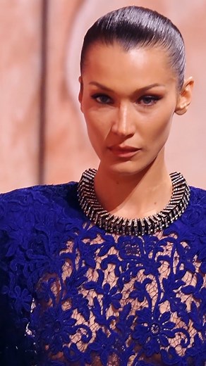 1.7K views · 16 reactions | La modelo Bella Hadid vuelve a subirse a las pasarelas y lo ha hecho en París durante la Semana de la Moda, concretamente ha sido en el desfile de Saint Laurent  #BellaHadid #parís #fashionweek #fashion | Magas | Facebook