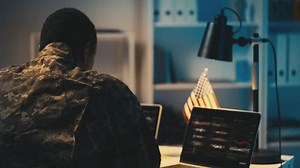 clip-3437157857-s-soldier-working-on-computer-defense-department