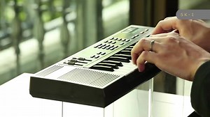 今日は往年の名機、サンプルトーン SK-1の貴重な映像をご紹介します。 このサンプリング機能内蔵の画期的な電子楽器は1986（昭和61）年3月に発売されました。それまで内蔵音色はピアノやギターといった楽器の音色に限られているのが常識でした。しかし身の回りにある様々な音を音源にできるサンプリング機能は演奏の表現を無限に広げ、電子楽器史上に新たな歴史を刻みました。SK-1は楽器ではまれな100万台を超える大ヒット商品となりました。 ※こちらのSK-1は「樫尾俊雄発明記念館 」でご覧いただけます。(演奏はご遠慮いただいております。) | Casio 電子楽器