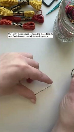 How to thread an embroidery needle 😊🪡 #EmbroideryTutorials
