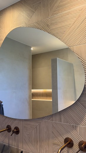 REVIEW ✨We kregen dit mooie beeldmateriaal van een blije klant! Zij kozen voor de LoooX Organic spiegel, met een organische vorm en LED-verlichting. Het resultaat is een sfeervol en stijlvol geheel dat de badkamer echt compleet maakt. #LoooXgood #spiegel #organic | LoooX Bathrooms